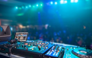 DJ Deck mit Mischpult und Computer