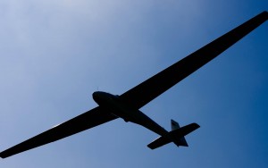 Segelflieger unter blauem Himmel