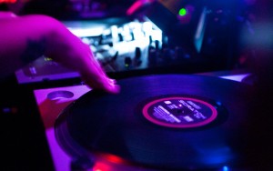 Hände an den Turntables